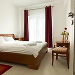 Bella Vista Apartments *